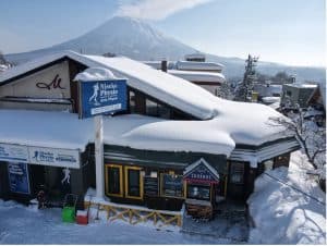Snow-covered clinic with Mount Fuji in背景.
